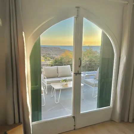 First Line With Ocean Views شقة